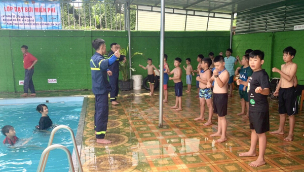 Nhiều phụ huynh gửi thư cảm ơn sau khóa học bơi của Công an huyện Đắk Mil -4