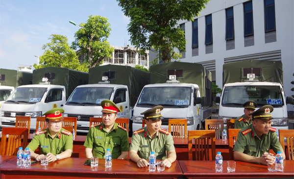 Hưng Yên: Bàn giao thêm 41 xe ô tô tải cho lực lượng Công an xã, thị trấn -1