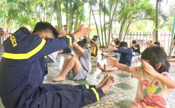 Nhiều phụ huynh gửi thư cảm ơn sau khóa học bơi của Công an huyện Đắk Mil -0