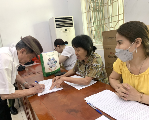 Khám bệnh miễn phí cho hơn 240 thương binh, mẹ và vợ liệt sĩ trên địa bàn phường Mai Dịch -0