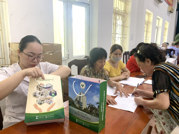 Khám bệnh miễn phí cho hơn 240 thương binh, mẹ và vợ liệt sĩ trên địa bàn phường Mai Dịch -0