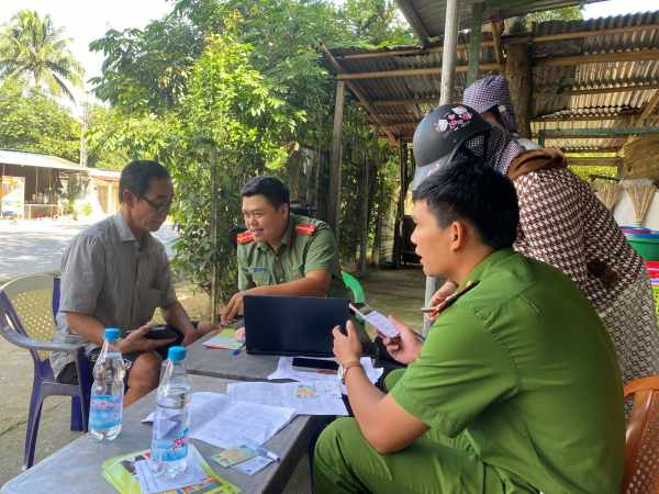 Tuổi trẻ Công an Thừa Thiên-Huế tình nguyện về xã biên giới kích hoạt tài khoản định danh điện tử -0