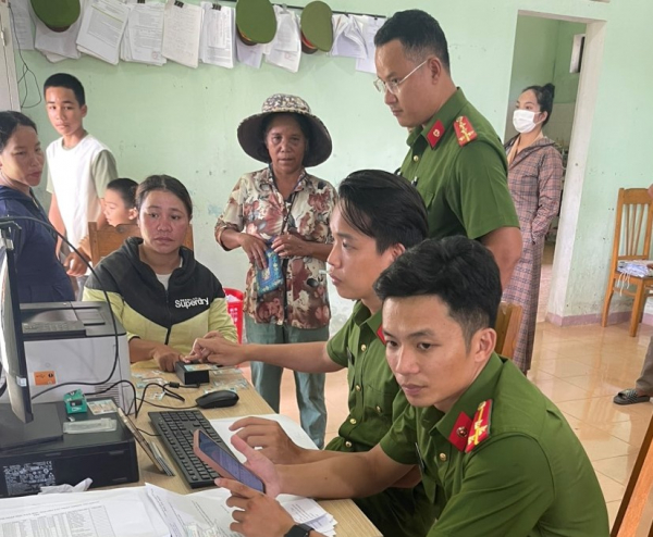 Tuổi trẻ Công an Thừa Thiên-Huế tình nguyện về xã biên giới kích hoạt tài khoản định danh điện tử -0