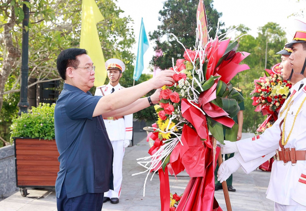Chủ tịch Quốc hội Vương Đình Huệ tưởng niệm các anh hùng liệt sĩ tại Thừa Thiên-Huê -0