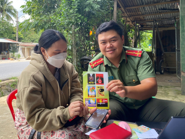 Tuổi trẻ Công an Thừa Thiên-Huế tình nguyện về xã biên giới kích hoạt tài khoản định danh điện tử -0