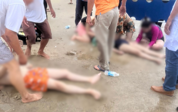 Cấp cứu 3 du khách bị đuối nước khi tắm biển ở Phan Thiết -0