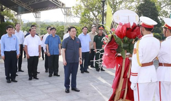 NA Chairman offers incense in tribute to martyrs in Thua Thien-Hue -0