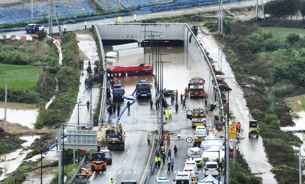 Hàn Quốc: Trục vớt nhiều thi thể từ đường hầm bị nước lũ nhấn chìm  -0