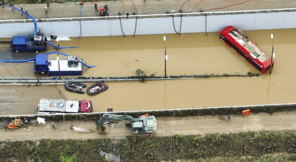 Hàn Quốc: Trục vớt nhiều thi thể từ đường hầm bị nước lũ nhấn chìm  -0