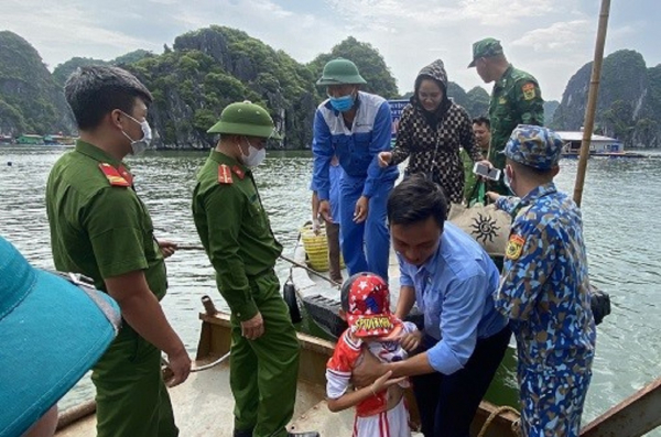 Công an Hải Phòng, Quảng Ninh giúp dân tránh bão Talim -0