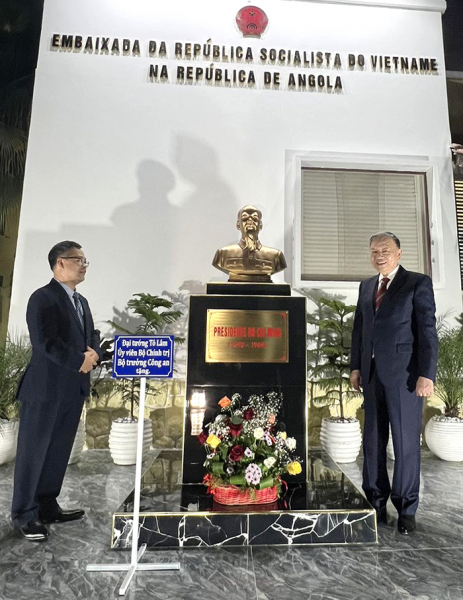 Bộ trưởng Tô Lâm thăm Đại sứ quán Việt Nam tại Angola -0