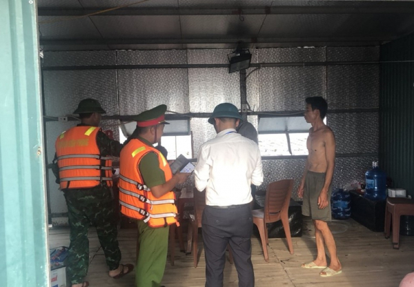 Công an Hải Phòng, Quảng Ninh giúp dân tránh bão Talim -0