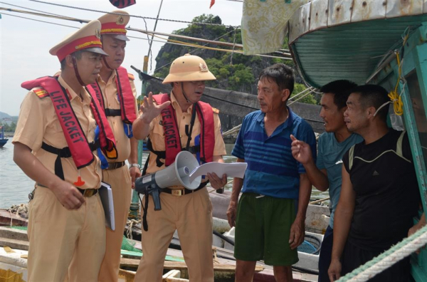 Police forces join people brace for Typhoon No. 1 -0