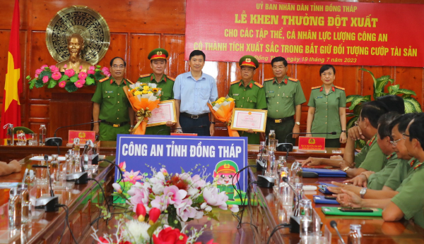 Chủ tịch UBND tỉnh Đồng Tháp khen thưởng nóng vụ bắt cướp trên Quốc lộ N2 -0