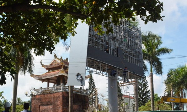 Xây lắp bảng quảng cáo trái phép ngay tại Tháp chuông Thành cổ Quảng Trị -0