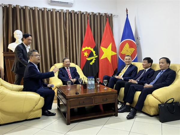 Minister To Lam visits the Vietnamese Embassy in Angola -0