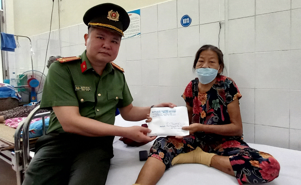 Trao 22 triệu đồng hỗ trợ đôi vợ chồng bạo bệnh ở Quảng Ngãi -0