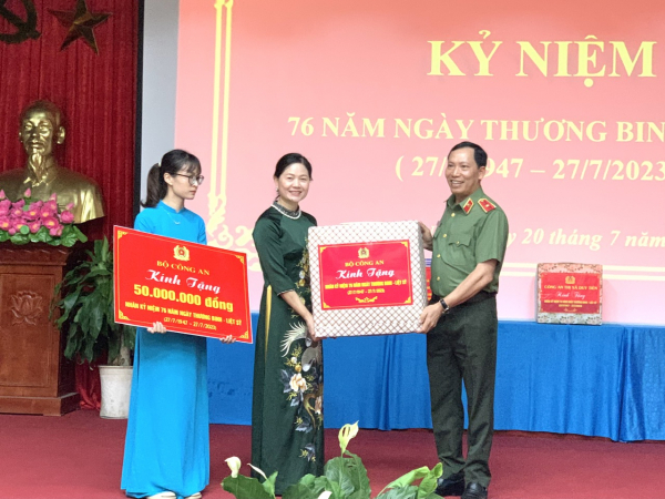 Thứ trưởng Lê Văn Tuyến thăm, trao quà Trung tâm điều dưỡng thương binh Duy Tiên và Kim Bảng -0