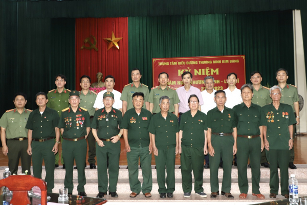 Thứ trưởng Lê Văn Tuyến thăm, trao quà Trung tâm điều dưỡng thương binh Duy Tiên và Kim Bảng -0