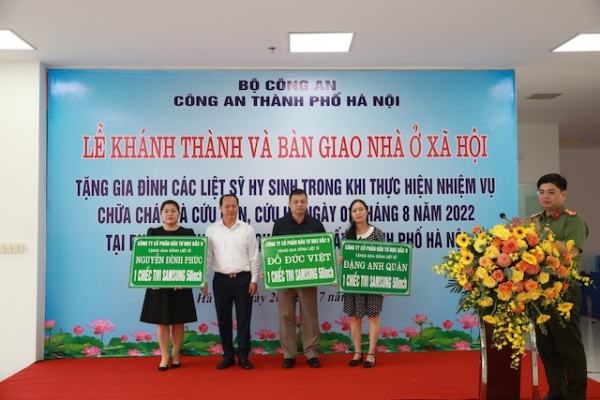 Công an TP Hà Nội bàn giao nhà ở xã hội tặng gia đình liệt sĩ cảnh sát phòng cháy, chữa cháy -1