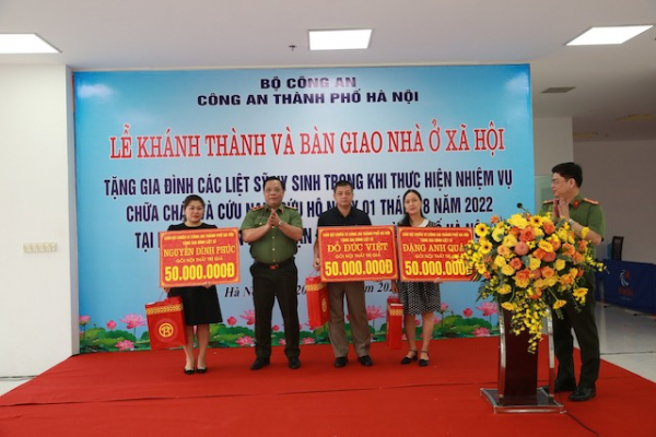 Công an TP Hà Nội bàn giao nhà ở xã hội tặng gia đình liệt sĩ cảnh sát phòng cháy, chữa cháy -0