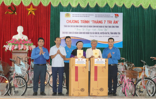 Chương trình “Tháng 7 tri ân” và trao tặng xe đạp cho các em học sinh ở tỉnh Hưng Yên -3