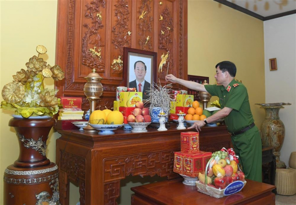 Deputy Minister Nguyen Duy Ngoc pays tribute to late Ministers of Public Security -0