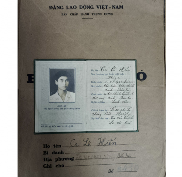 Trao lại hồ sơ, kỷ vật gốc của 15 cán bộ đi B, trong đó có nhà thơ Lê Anh Xuân -0