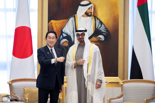 Những cái bắt tay ý nghĩa trong chuyến công du Trung Đông của Thủ tướng Nhật Bản -0