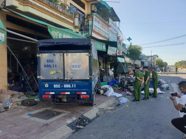 Xe tải tông nhà dân trên QL1, 3 người thương vong -0