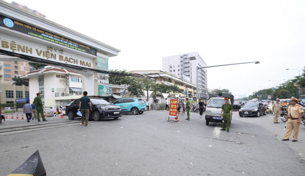 Chấn chỉnh vi phạm trật tự an toàn giao thông xung quanh Bệnh viện Bạch Mai -0