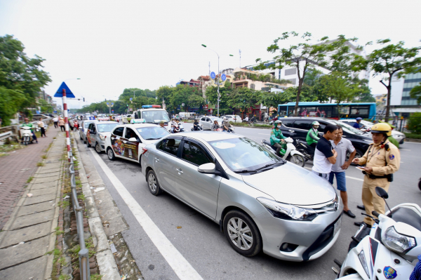 Chấn chỉnh vi phạm trật tự an toàn giao thông xung quanh Bệnh viện Bạch Mai -2