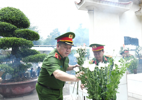 Cục Cảnh sát QLHC về TTXH Bộ Công an dâng hoa, dâng hương tại Khu di tích Ngã ba Đồng Lộc -0