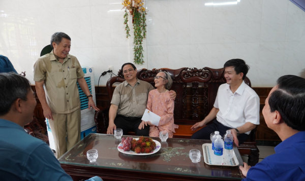Thủ tướng Chính phủ dâng hương các anh hùng liệt sĩ và thăm hỏi người dân Quảng Trị  -0