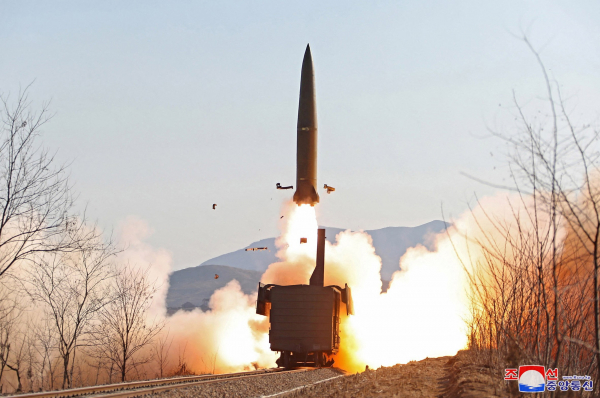 Hàn Quốc: Triều Tiên phóng loạt tên lửa ra biển -0