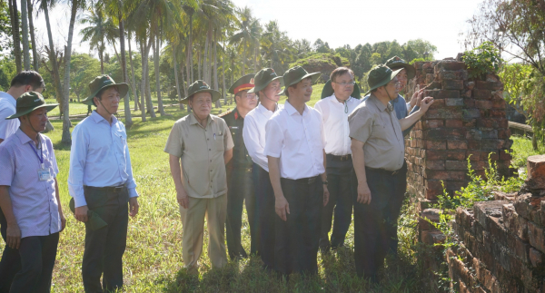 Thủ tướng Chính phủ dâng hương các anh hùng liệt sĩ và thăm hỏi người dân Quảng Trị  -0