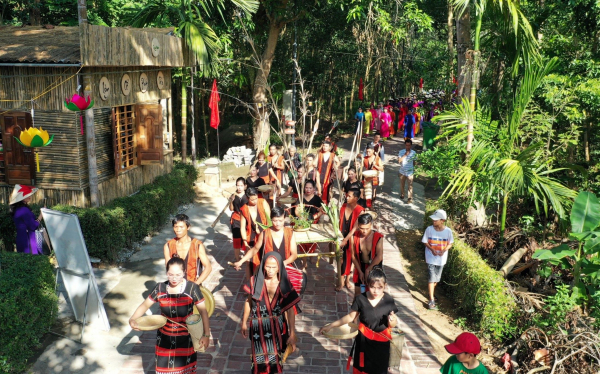 Nhiều hoạt động văn hóa, du lịch đặc sắc ở ngôi làng cổ 500 tuổi -0