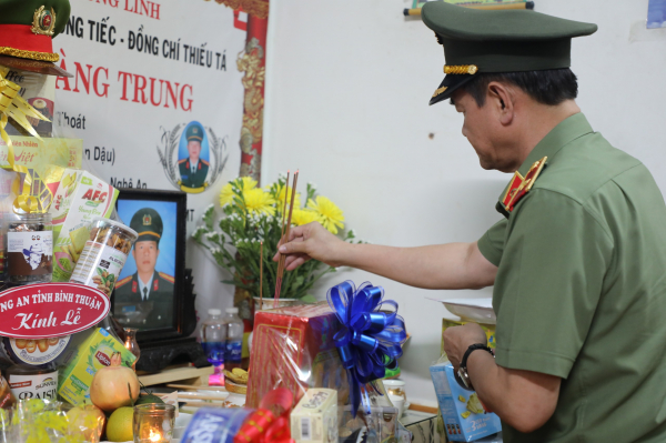 Thăm, tặng quà gia đình cán bộ chiến sĩ hi sinh, bị thương tại tỉnh Đắk Lắk -0
