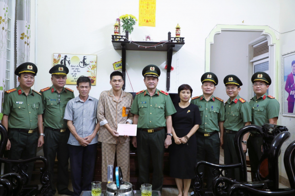 Thăm, tặng quà gia đình cán bộ chiến sĩ hi sinh, bị thương tại tỉnh Đắk Lắk -1
