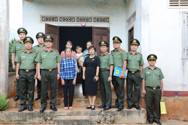 Thăm, tặng quà gia đình cán bộ chiến sĩ hi sinh, bị thương tại tỉnh Đắk Lắk -2