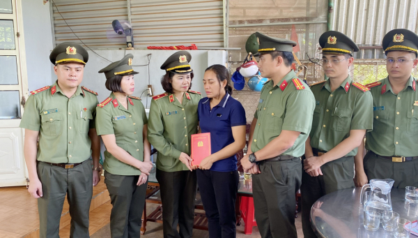 Các tổ chức đoàn thể CAND tri ân các gia đình thương binh, liệt sĩ tại Đắk Lắk -2