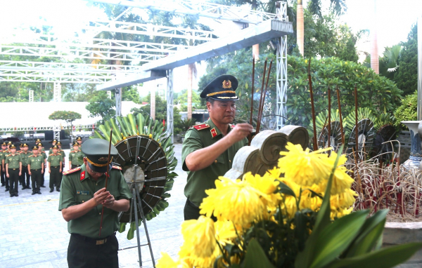 Cụm thi đua số 6 - Bộ Công an về Hà Giang tri ân các anh hùng, liệt sĩ -1