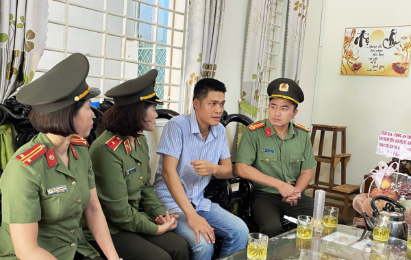Các tổ chức đoàn thể CAND tri ân các gia đình thương binh, liệt sĩ tại Đắk Lắk -2