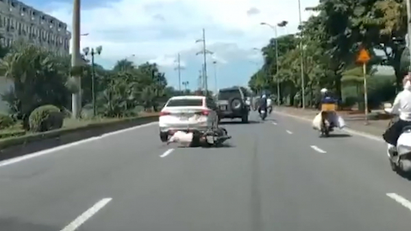 Cảnh sát truy tìm tài xế ô tô tạt ngã người đi xe máy ở Hà Nội -0