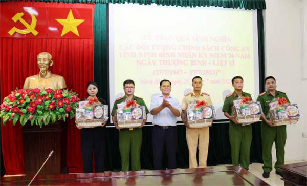 Đoàn Tướng lĩnh hưu trí CAND thăm, tặng quà các gia đình chính sách của Công an tỉnh Ninh Bình -1