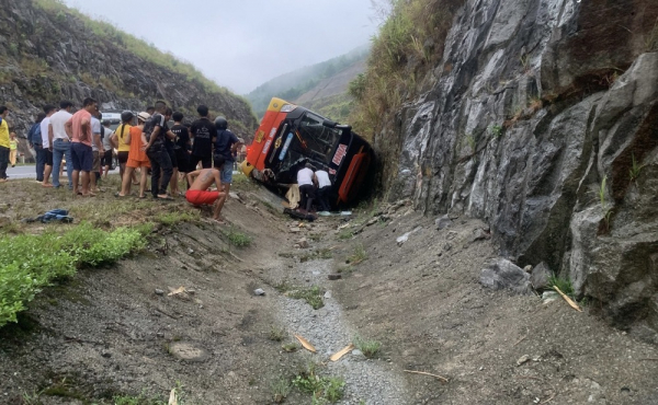 Xe khách trên cao tốc lật vào vách đá, 1 người chết và nhiều người bị thương -0