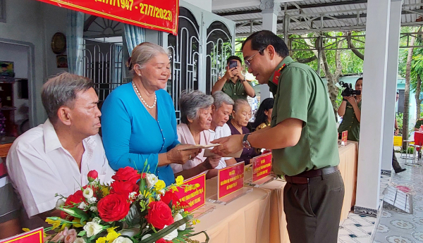 Ban giám đốc Công an TP Hồ Chí Minh thăm, tặng quà các gia đình chính sách  -0