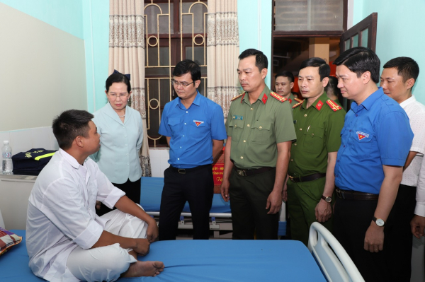 Trao Huy hiệu Tuổi trẻ dũng cảm cho Thượng sỹ Cảnh sát PCCC Hà Nam -0