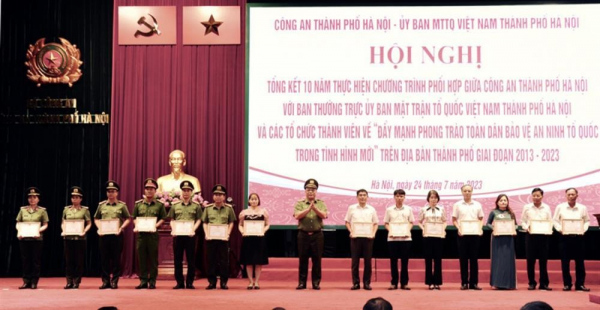 Hanoi police and Vietnam Fatherland Front review 10-year coordination - 0
