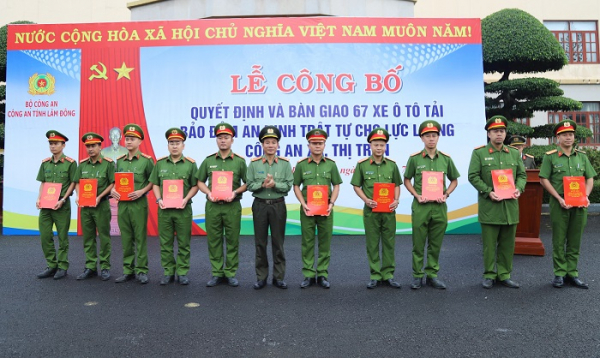 Bàn giao 67 xe ôtô cho Công an xã, thị trấn ở Lâm Đồng -0